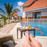 Deluxe Pool View Room