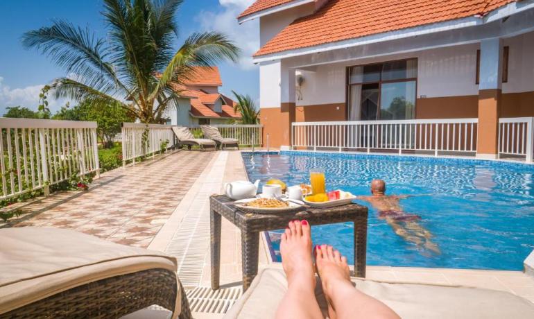 Deluxe Pool View Room