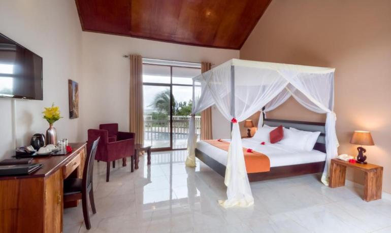 Deluxe Pool View Room