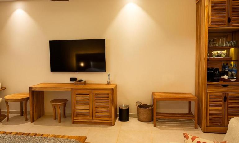 Executive Suite, King Bed, Front Ocean View