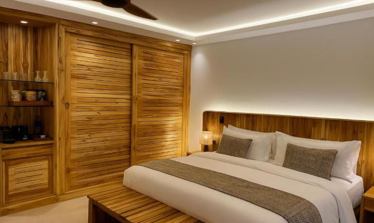 Executive Suite, King Bed, Front Ocean View