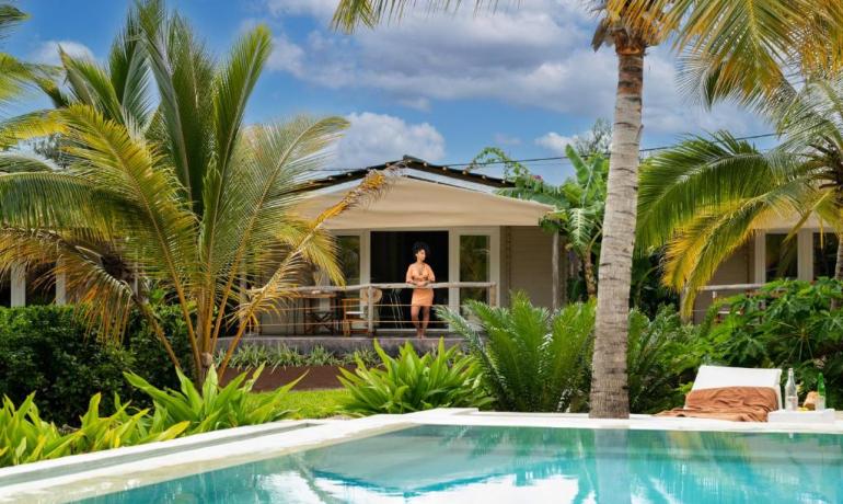 Apartment with Pool View